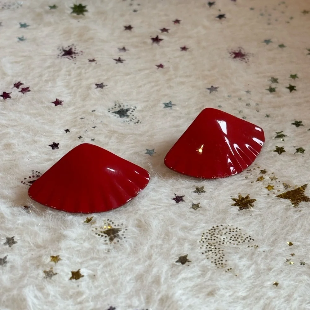 Vintage Red Fan Shell Clip on Earrings - Picture 1 of 5